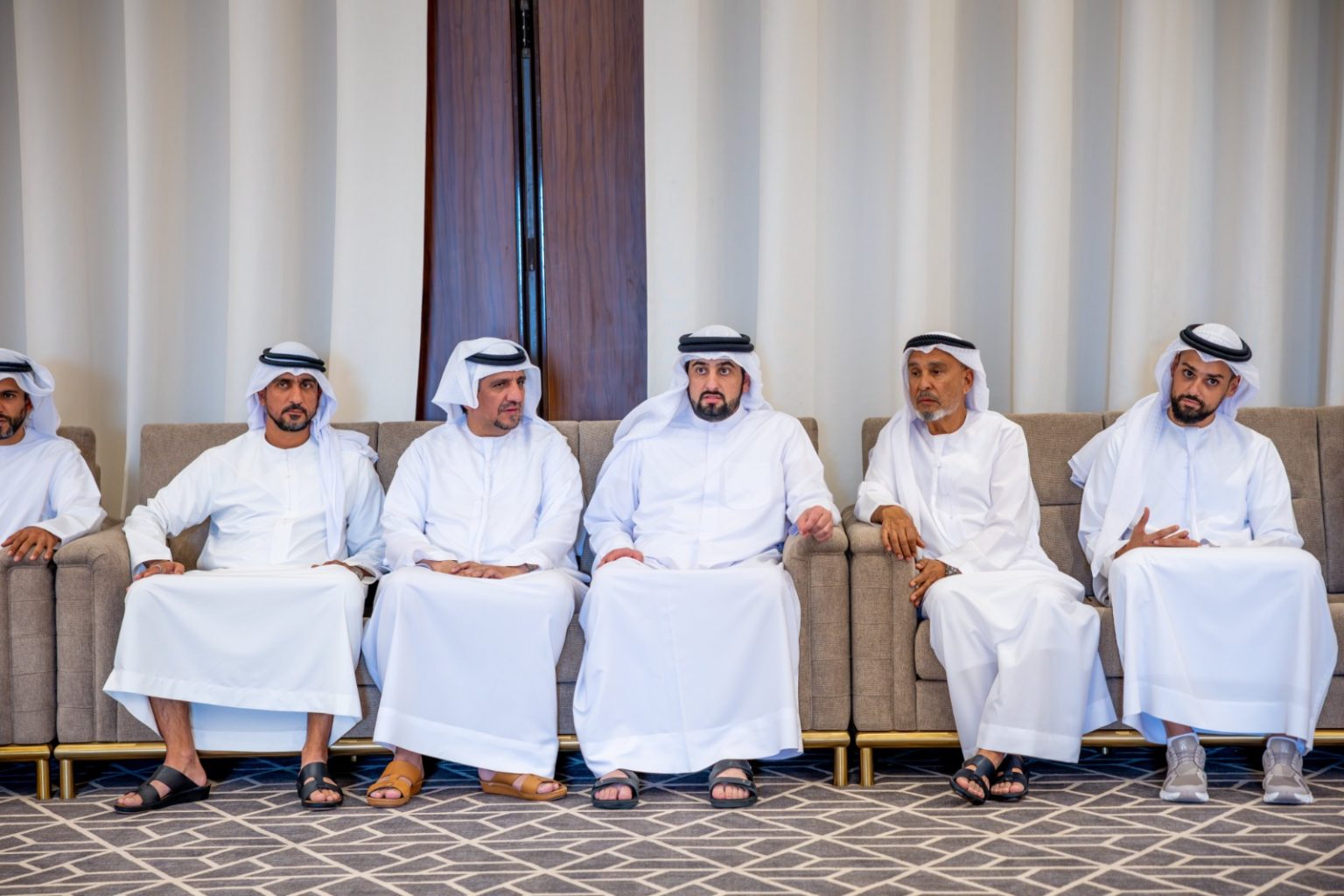 أحمد بن محمد يقدّم واجب العزاء في وفاة عبدالمجيد صديقي