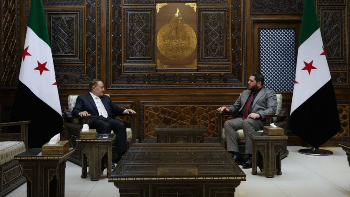 لقاء بين مدير الأمانة العامة للشؤون السياسية محمد كحالة ومستشار رئاسة الجمهورية للشؤون الإعلامية أحمد موفق زيدان في مقر الأمانة بدمشق - 25 أيلول 2025 (سانا)