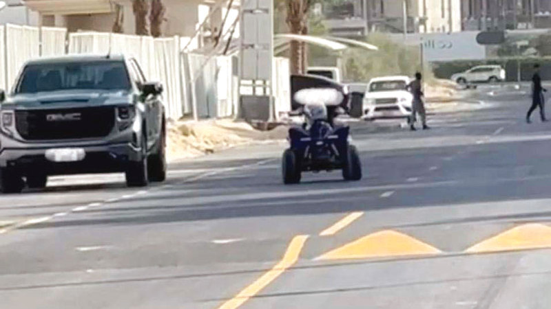 شرطة دبي تضبط طفلاً يقود دراجة نارية على الطريق العام