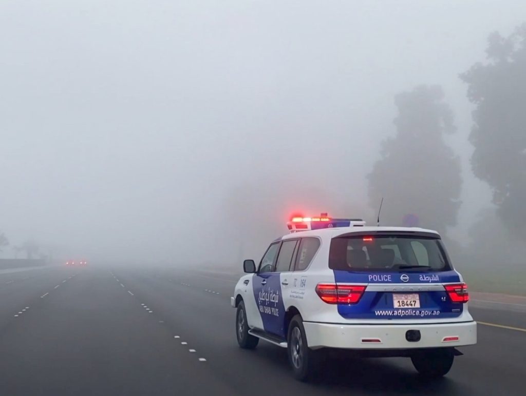شرطة أبوظبي تدعو السائقين للالتزام بالقيادة الآمنة أثناء تشكّل “الضباب”