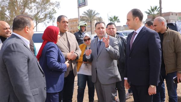 محافظ دمياط يبحث ميدانيًا خطة إنشاء موقف لسيارات الأجرة بالسرو