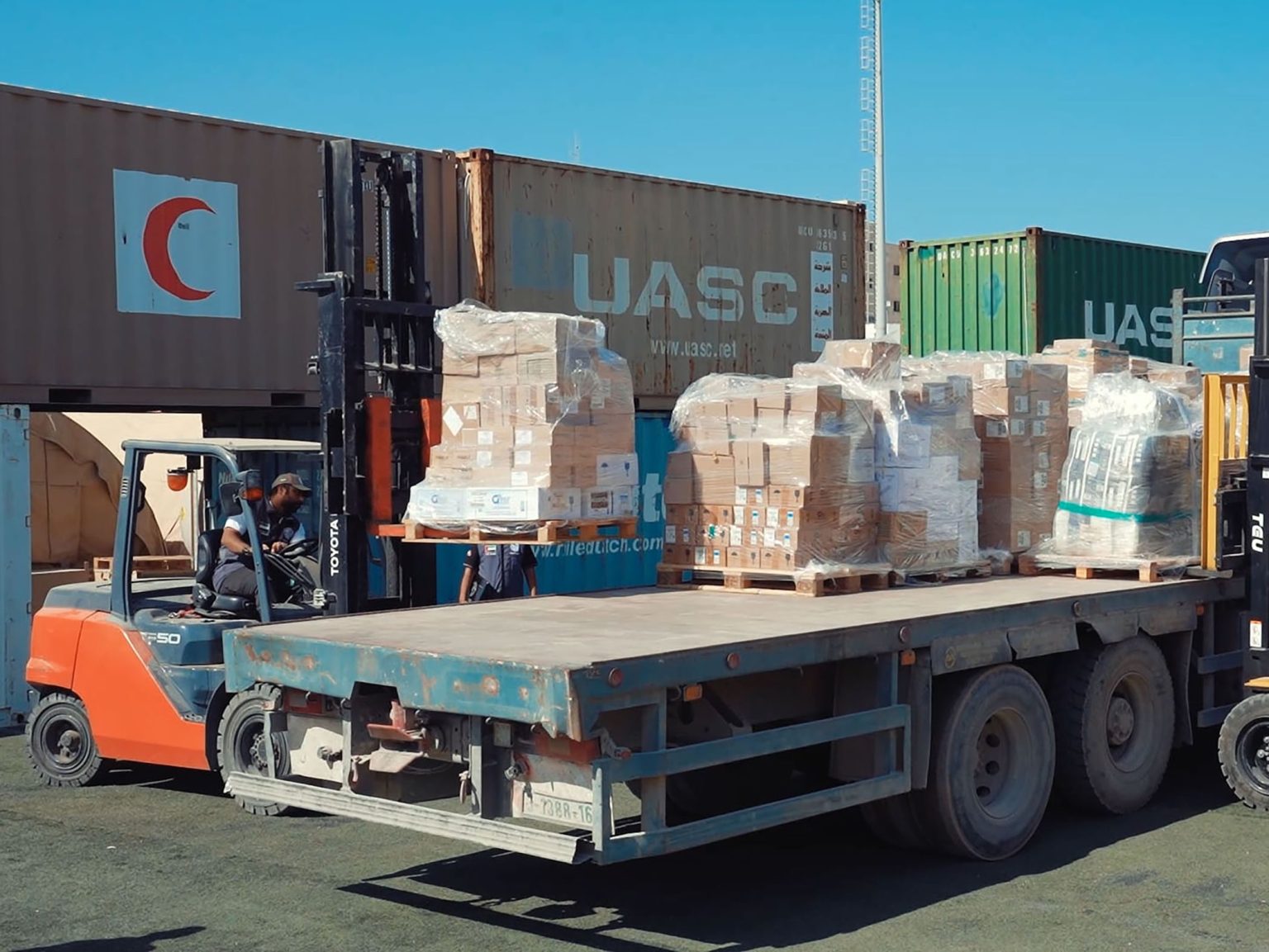 المستشفى الميداني الإماراتي في غزة يسلم الصحة العالمية أدوية ومستلزمات طبية لتعزيز قدرات المستشفيات الفلسطينية