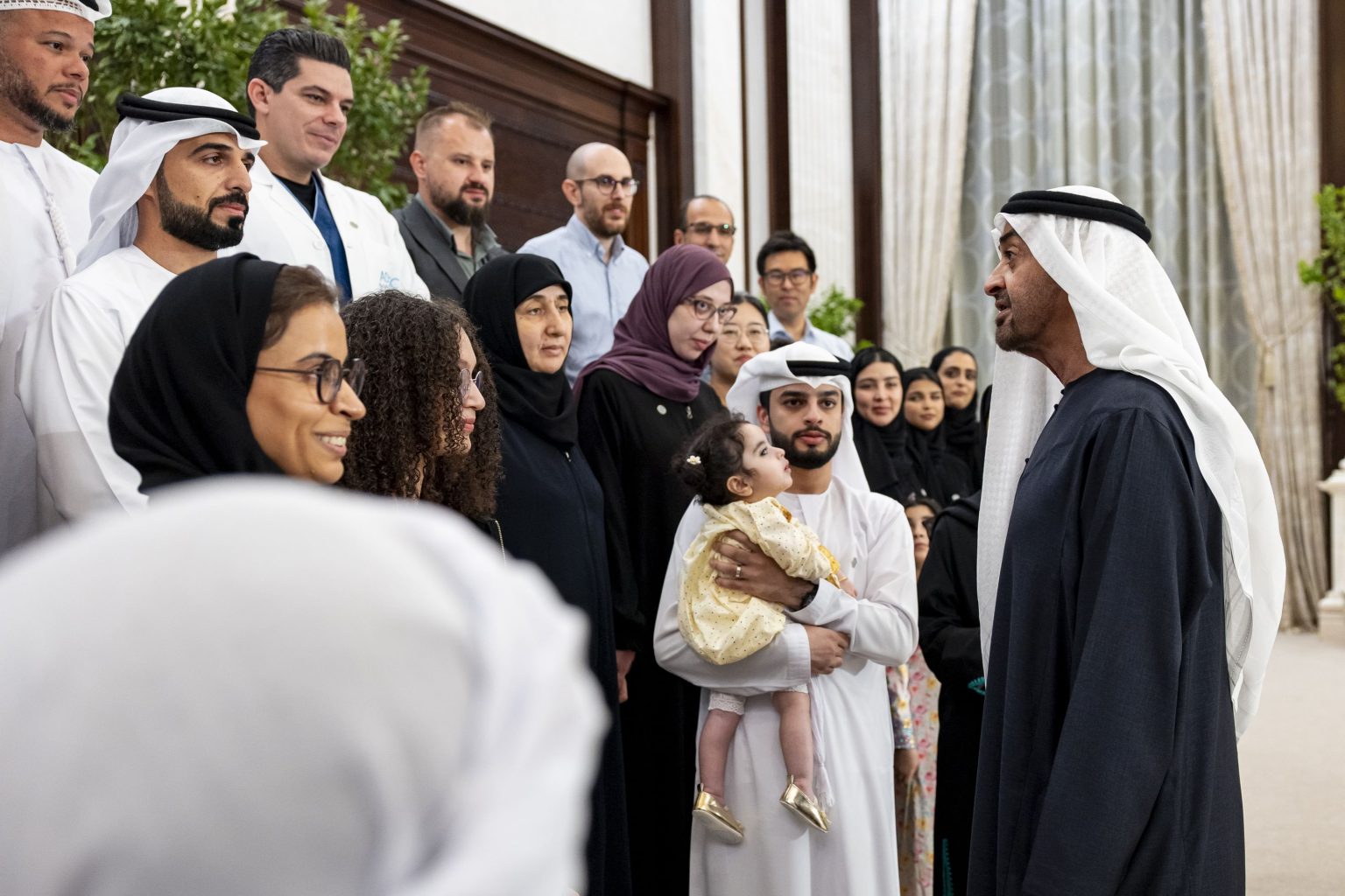 رئيس الدولة يستقبل وفد مركز أبوظبي للخلايا الجذعية ومستشفى ياس كلينك