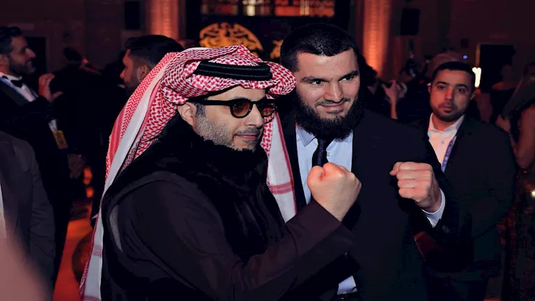 تركي آل الشيخ مع نجوم الملاكمة في حفل “Ring Magazine Awards” السنوي