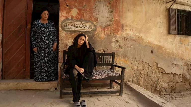 رمضان 2026.. قصة حب وصراعات حي الباطنية في الإعلان الرسمي لـ”منّاعة”