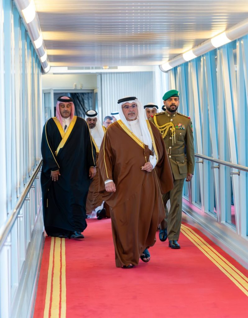 ولي العهد رئيس الوزراء يعود إلى أرض الوطن قادمًا من سلطنة عمان بعد زيارةٍ أخوية – الوطن