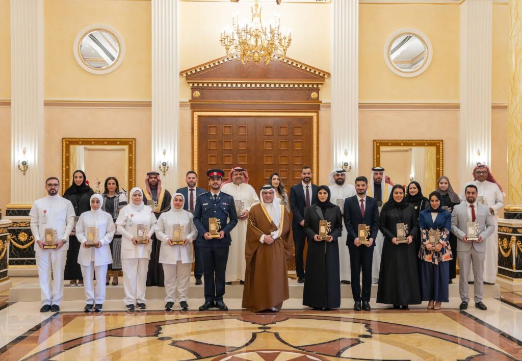 ولي العهد رئيس الوزراء يلتقي أصحاب الأفكار الـ12 المتأهلة للمرحلة النهائية من مسابقة (فكرة) – الوطن