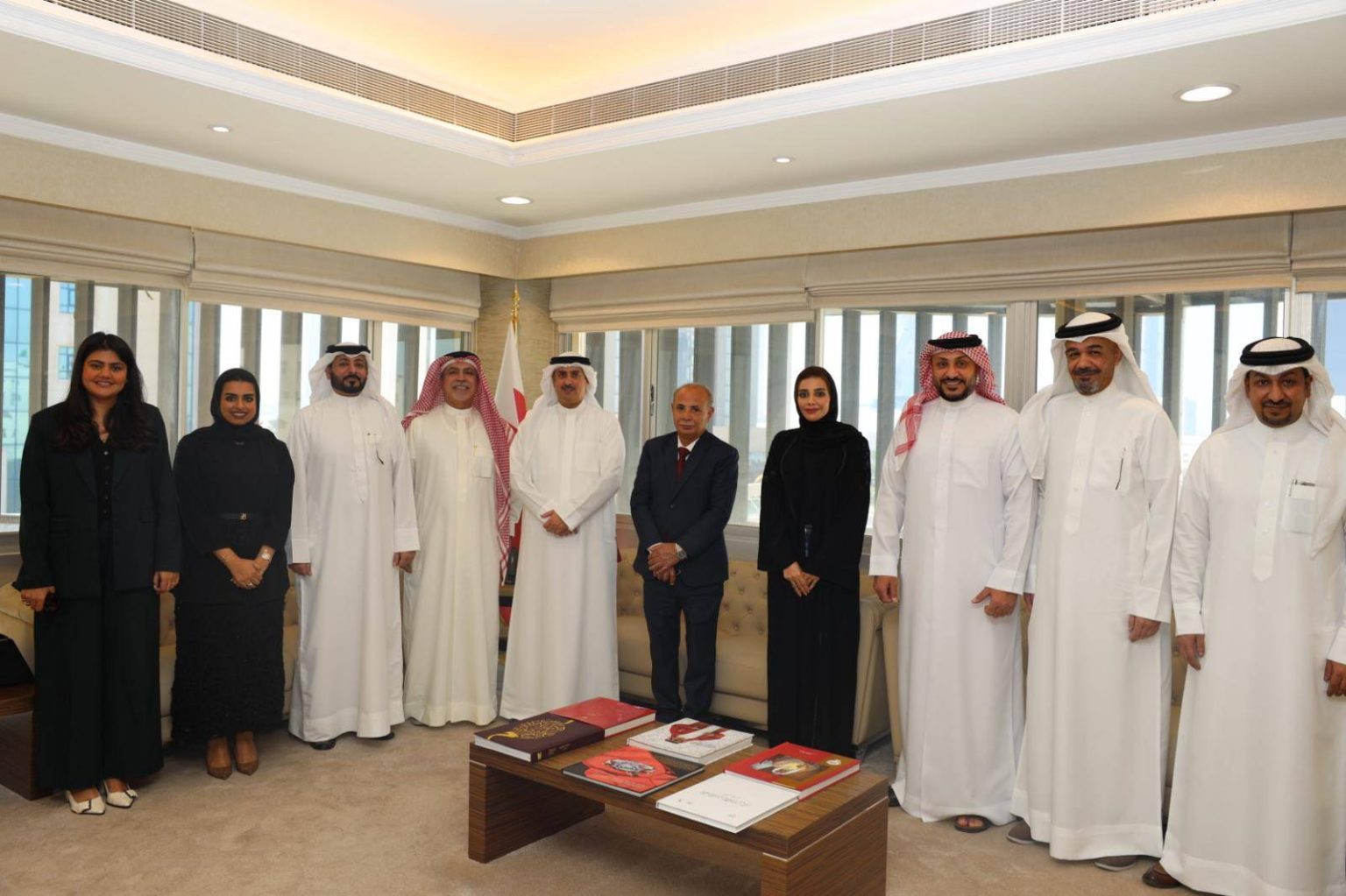 وزير العدل والشؤون الإسلامية والأوقاف يستقبل رئيس وأعضاء جمعية المحامين البحرينية – الوطن