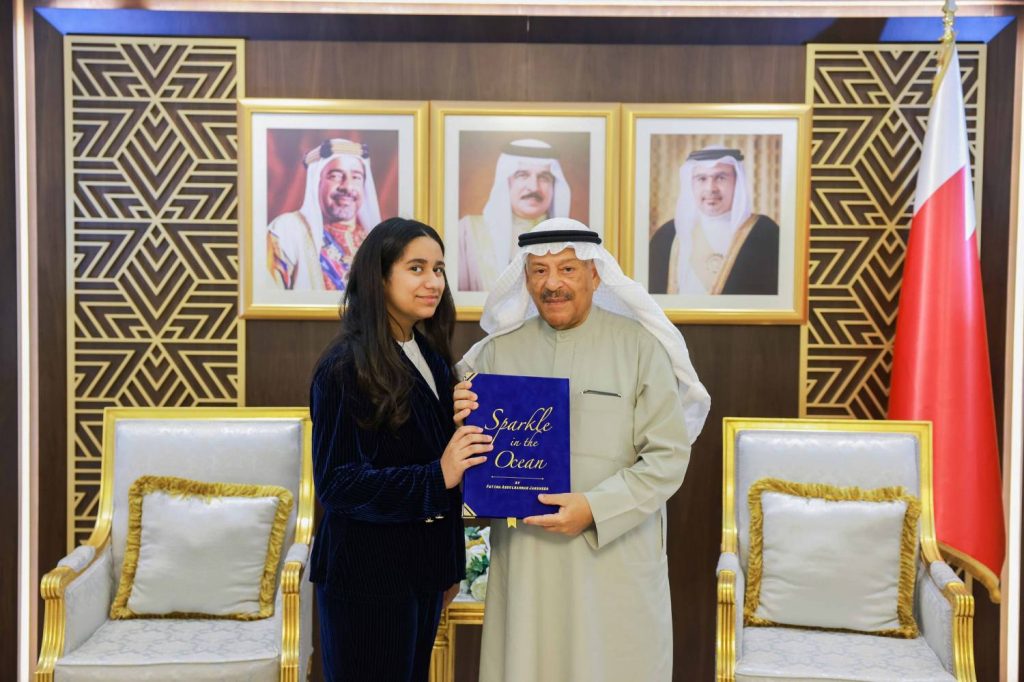 رئيس مجلس الشورى يتسلَّم نسخة من كتاب ‘بريق في المحيط’ من الطالبة فاطمة جمشير – الوطن