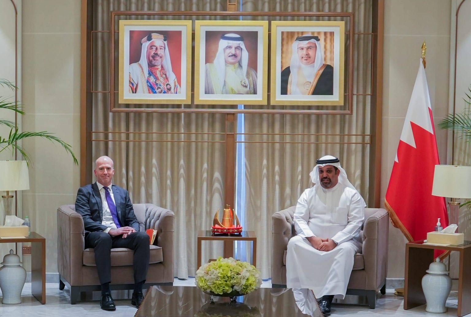 وزير المالية يستقبل الرئيس التنفيذي الإقليمي لشركة «إي بي إم تيرمينالز» في منطقة آسيا والشرق الأوسط – الوطن