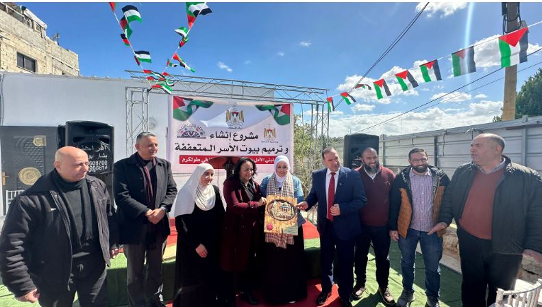 كميل وحمد يسلمان ثلاثة منازل لعائلة نازحة من مخيم نور شمس