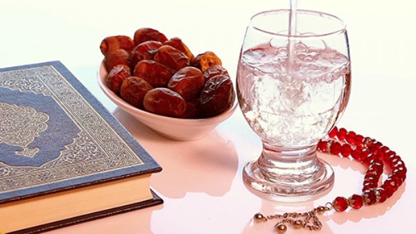 هل ابتلاع الصائم بقايا الطعام بين أسنانه تفسد صومه؟ الإفتاء تجيب