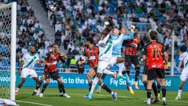 الأهلي يهزم الرياض بهدف عكسي ويتصدر الدوري السعودي مؤقتًا