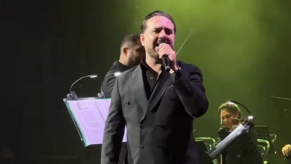 بتوحشيني.. وائل جسار يشعل حفله في الإمارات