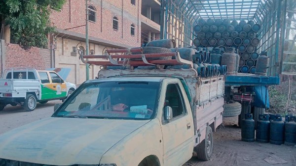 أخبار قنا: المحافظ يُحيل عاملين بالمخبز الآلى للتحقيق لعدم مطابقة المواصفات.. وضبط 150 أسطوانة بوتاجاز قبل بيعها بالسوق السوداء