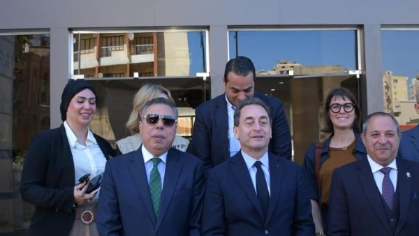 محافظ بورسعيد يستقبل سفينة مساعدات غذائية قادمة من فرنسا لأهالي قطاع غزة