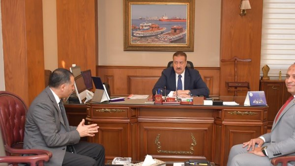 محافظ بورسعيد يلتقي رئيس المنطقة الحرة لبحث عدد من الملفات