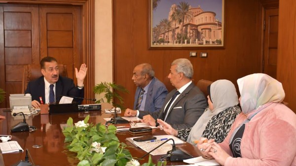 محافظ بورسعيد يبحث آليات تطوير عدد من الأسواق للارتقاء بجودة الخدمات