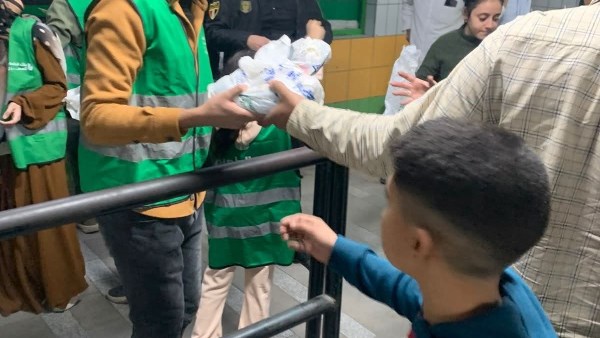 هنفطر في المحطة.. حملة وزارة النقل لتوزيع 5 آلاف وجبة يوميًا بمترو الأنفاق