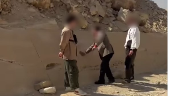 القبض على المرشد السياحي صاحب واقعة الرسم على الأهرامات
