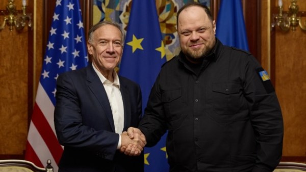 وزير الخارجية الأمريكي الأسبق مايك بومبيو يصل إلى كييف