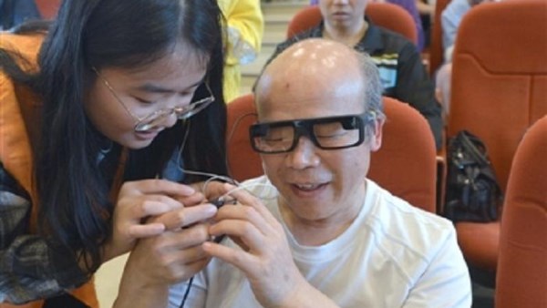 طلاب جامعة إندونيسيا يطورون نظارات ذكية تساعد المكفوفين على الركض بأمان