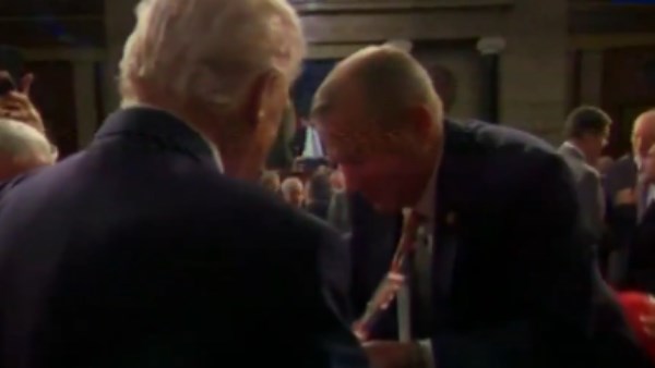 ترامب يُوقع على «كرافتة» سيناتور أمريكي تحمل صورته الشخصية