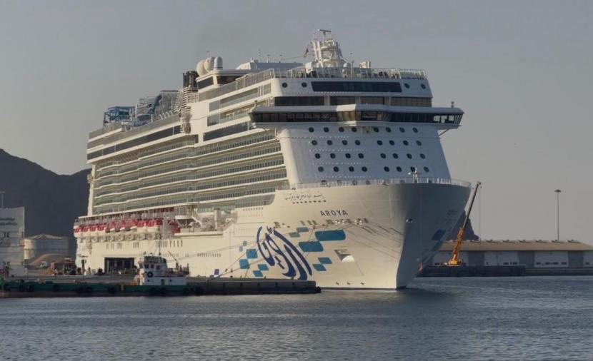 الاحتفال بوصول السفينة السياحية “أرويا كروز” لميناءي السلطان قابوس وخصب