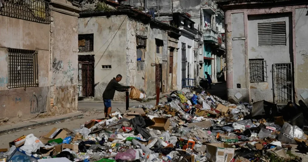 كوبا تواجه أزمة وقود وقمامة.. وترمب: عليهم إبرام صفقة معنا