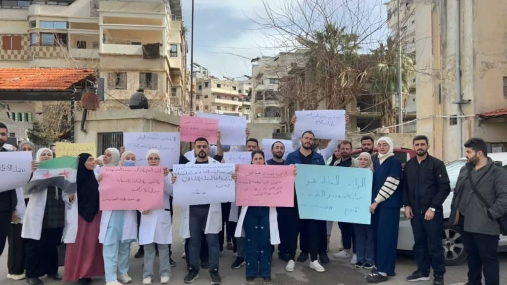 “اللاذقية الوطني”.. الأطباء المقيمون يحتجون على الرواتب وظروف العمل