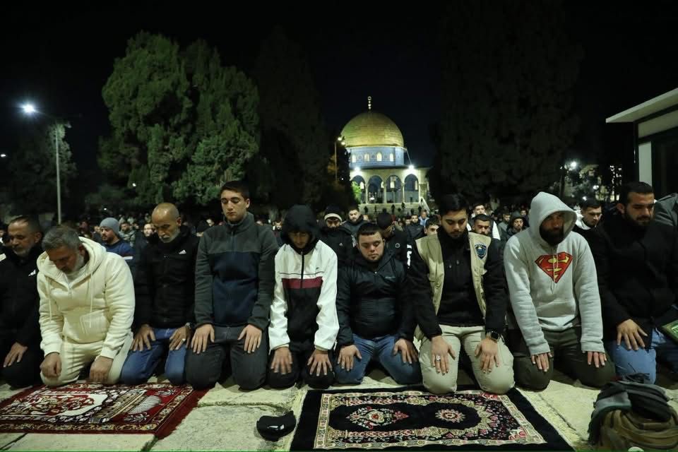 40 ألف مصل يؤدون صلاتي العشاء والتراويح في المسجد الأقصى والاحتلال يعتقل مواطنا من باحاته