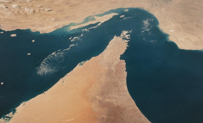 زوارق حربية إيرانية في مضيق هرمز تأمر “ناقلة أمريكية” بالتوقف