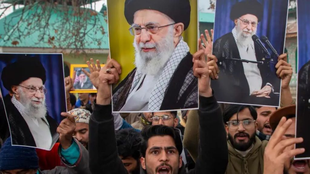 الولايات المتحدة وإيران تتفاوضان.. ما الذي غيّر الأوضاع؟