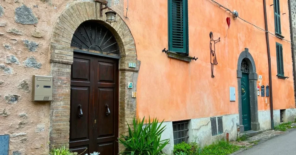 بانكسي في “آسّيزي”: فن الشارع يلاقي مدينة السلام