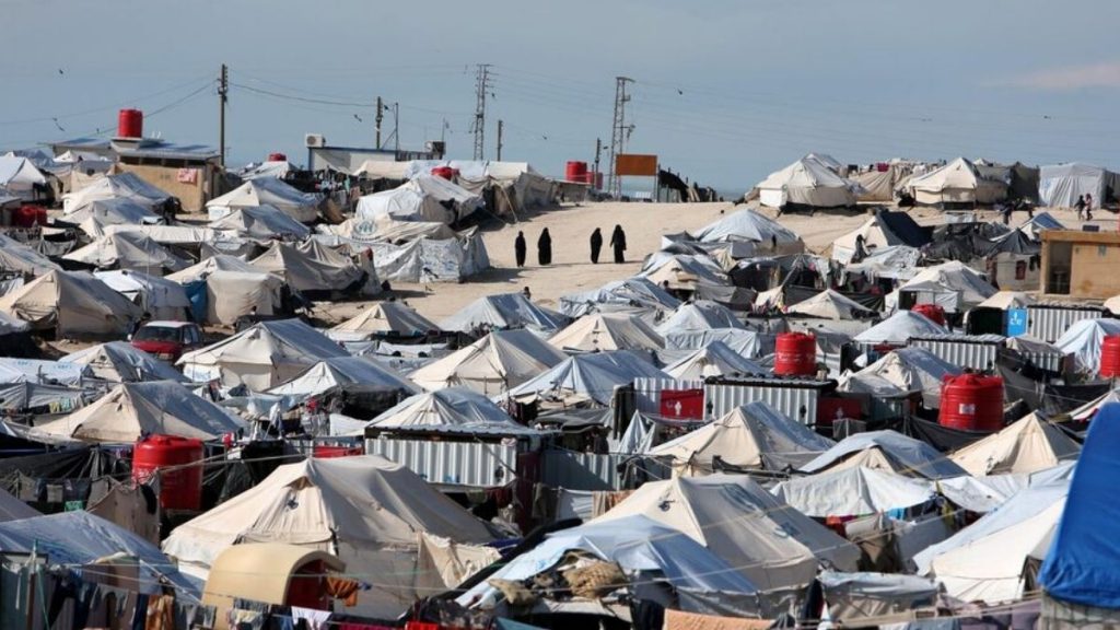 خطة لنقل سكان “الهول” إلى ريف حلب.. عائلات تغادر “روج”