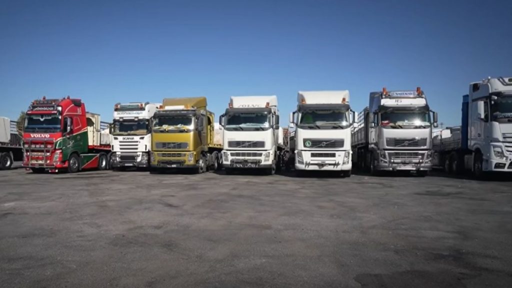 منع دخول الشاحنات الأجنبية.. روايتان متناقضتان حول الأثر