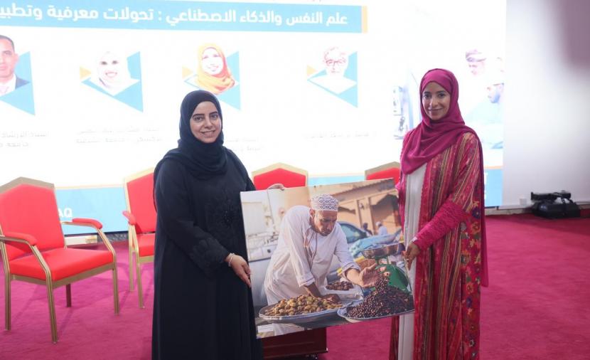 جلسة حوارية حول “علم النفس والذكاء الاصطناعي” بكلية التربية في الرستاق