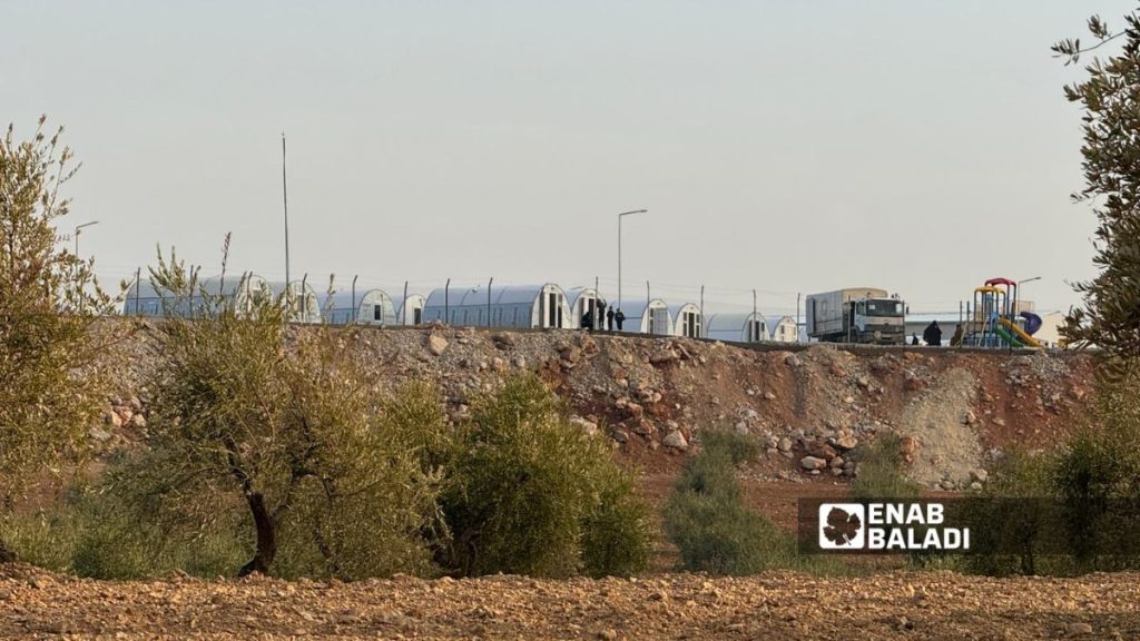 قاطنو “الهول” يصلون إلى مخيم “أخترين” بريف حلب