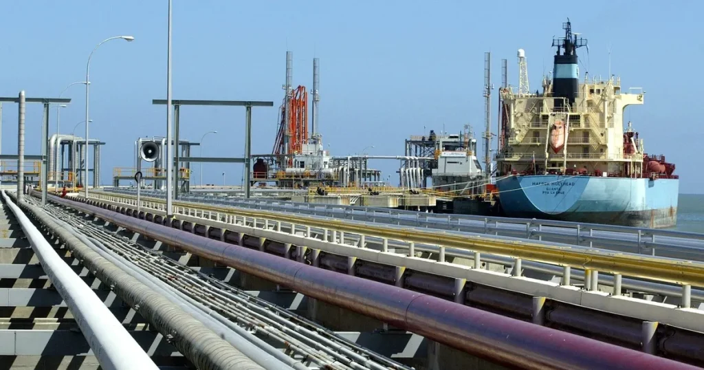 انفراجة محتملة.. واشنطن تسمح بإعادة بيع نفط فنزويلا إلى كوبا