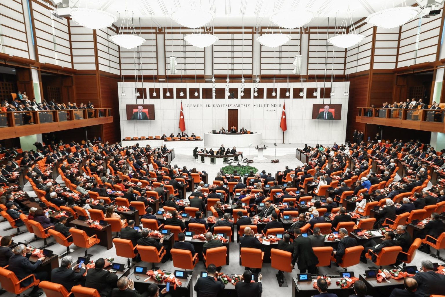 من حظر برامج المواعدة إلى تنظيم المسارات المرورية.. طلبات غريبة تلقاها البرلمان التركي