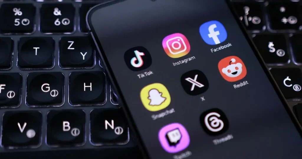 شباب يستبدلون الهواتف الذكية بأجهزة بسيطة لاستعادة الانتباه