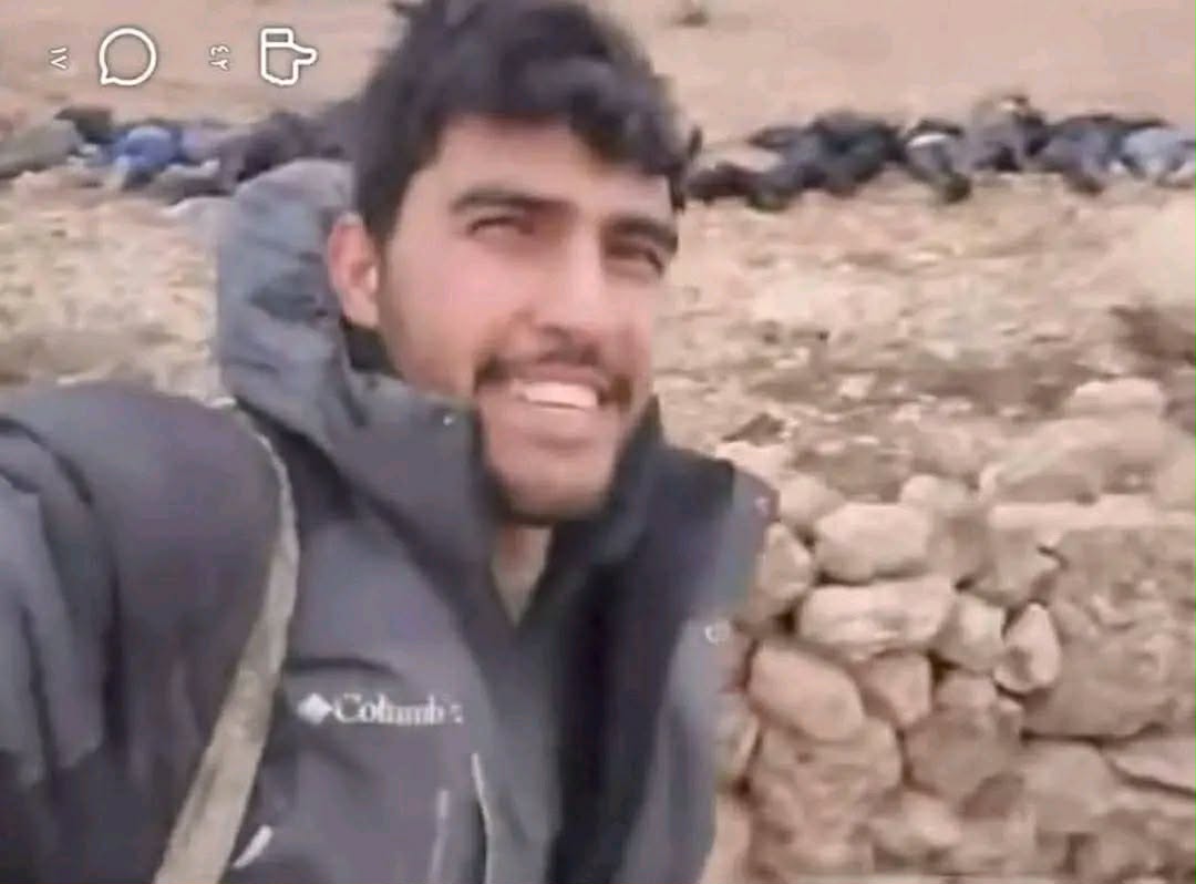 عنصر في "قسد" أمام جثث لمدنيين كانوا معتقلين في كوباني - كانون الثاني 2026