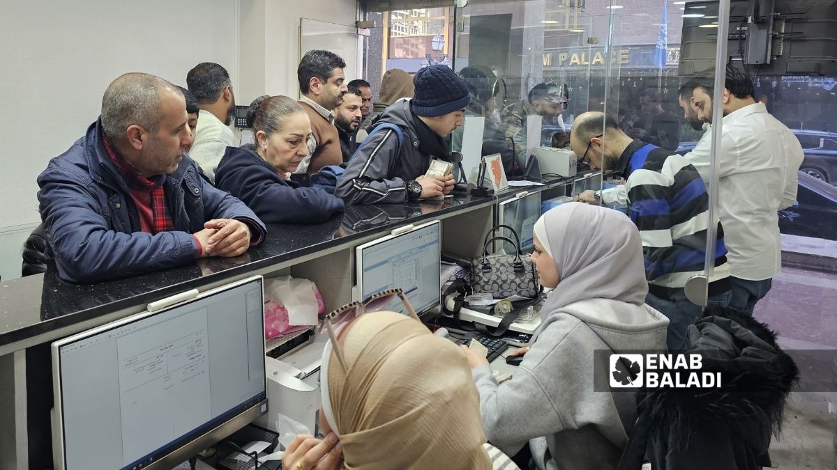 سوريون يقبلون على استبدال العملة في دمشق - 4 كانون الثاني 2025 (/ أحمد مسلماني)