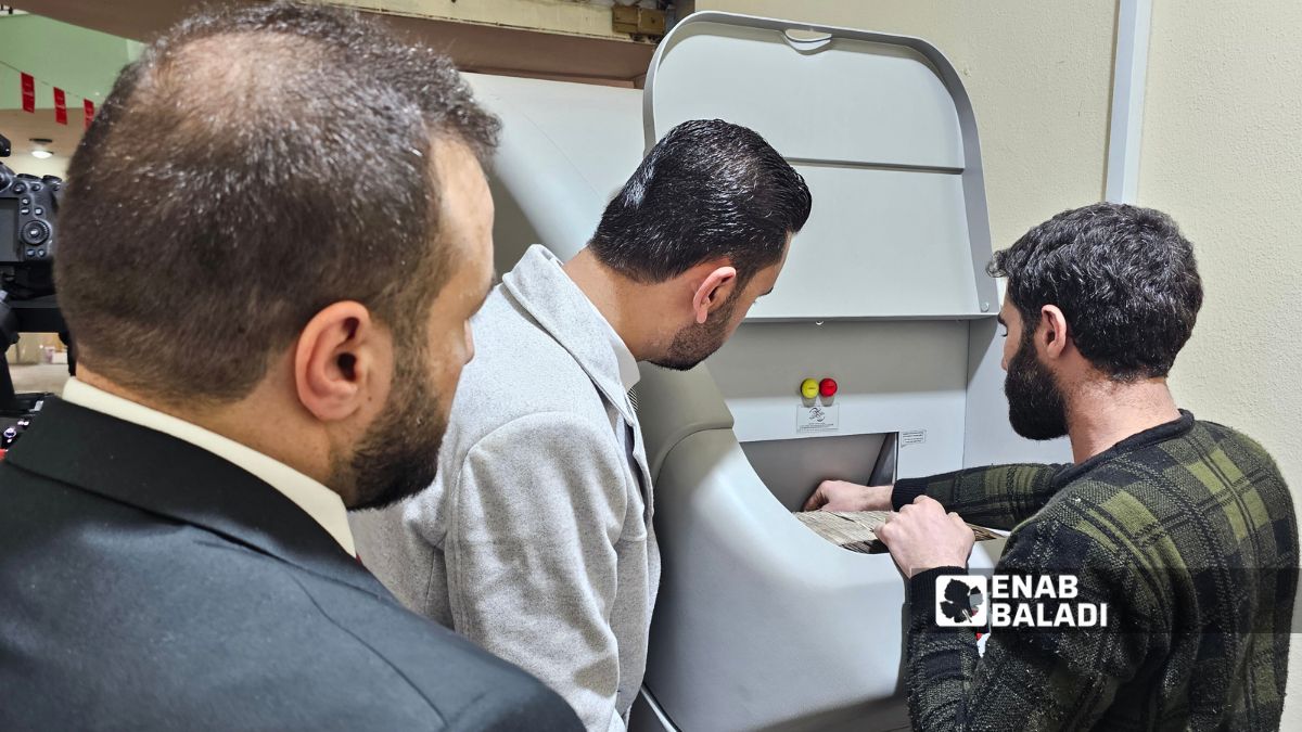 فريق مختص من الجهاز المركزي للرقابة المالية يقوم بالتدقيق في عملية اتلاف العملة السورية القديمة في مركز الاتلاف بمدينة المعارض في ريف دمشق - 3 شباط 2026 ()