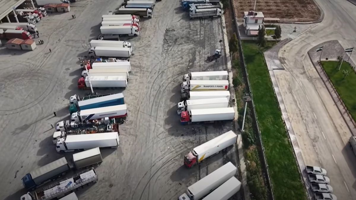 شاحنات سورية على معبر نصيب بين سوريا والأردن لنقل البضائع من الشاحنات غير السورية - 11 شباط 2026 (مدير العلاقات في هيئة المنافذ/فيسبوك) 